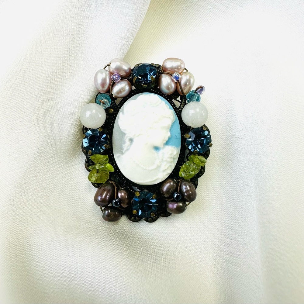Cameo brooch pin Blue pearl crystal